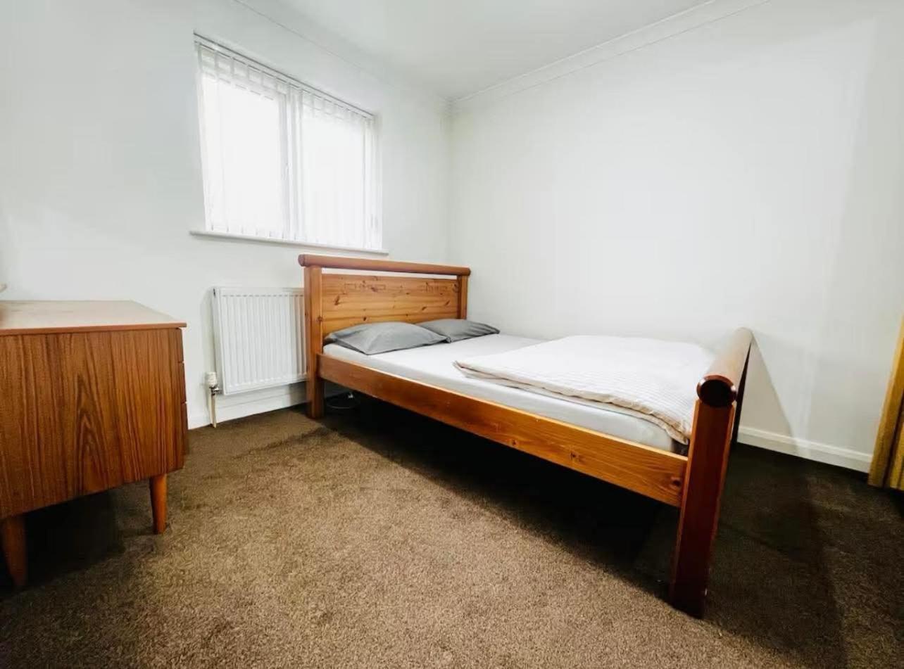 Guest house Place In Luton-m, Free-parking, No-kitchen