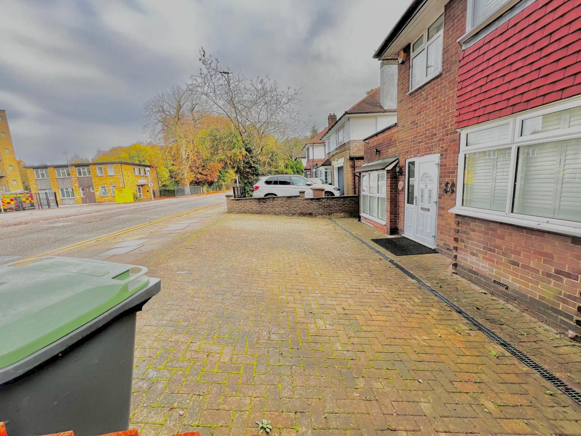 Place In Luton-m, Free-parking, No-kitchen *