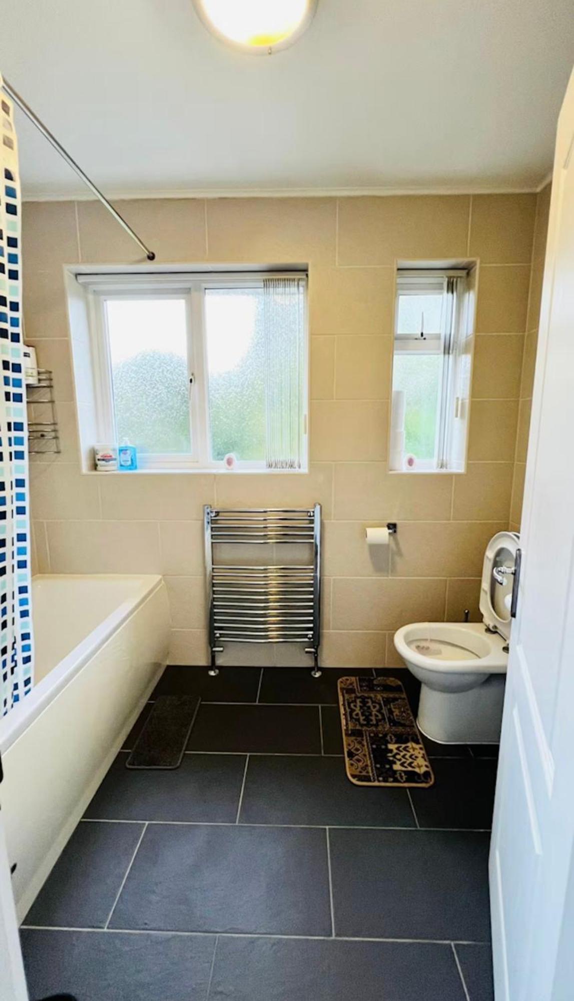 Place In Luton-m, Free-parking, No-kitchen Guest house