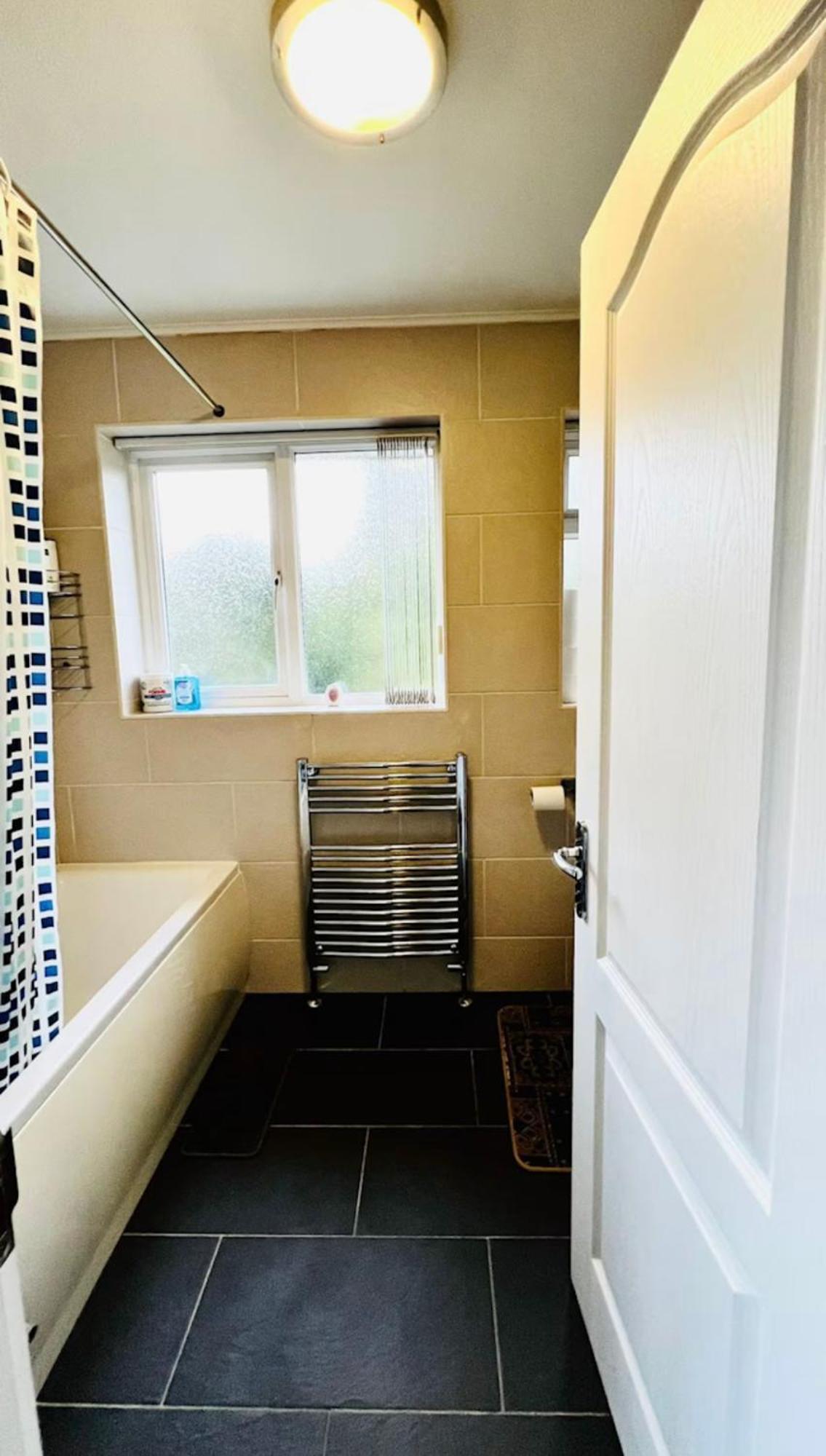 Guest house Place In Luton-m, Free-parking, No-kitchen