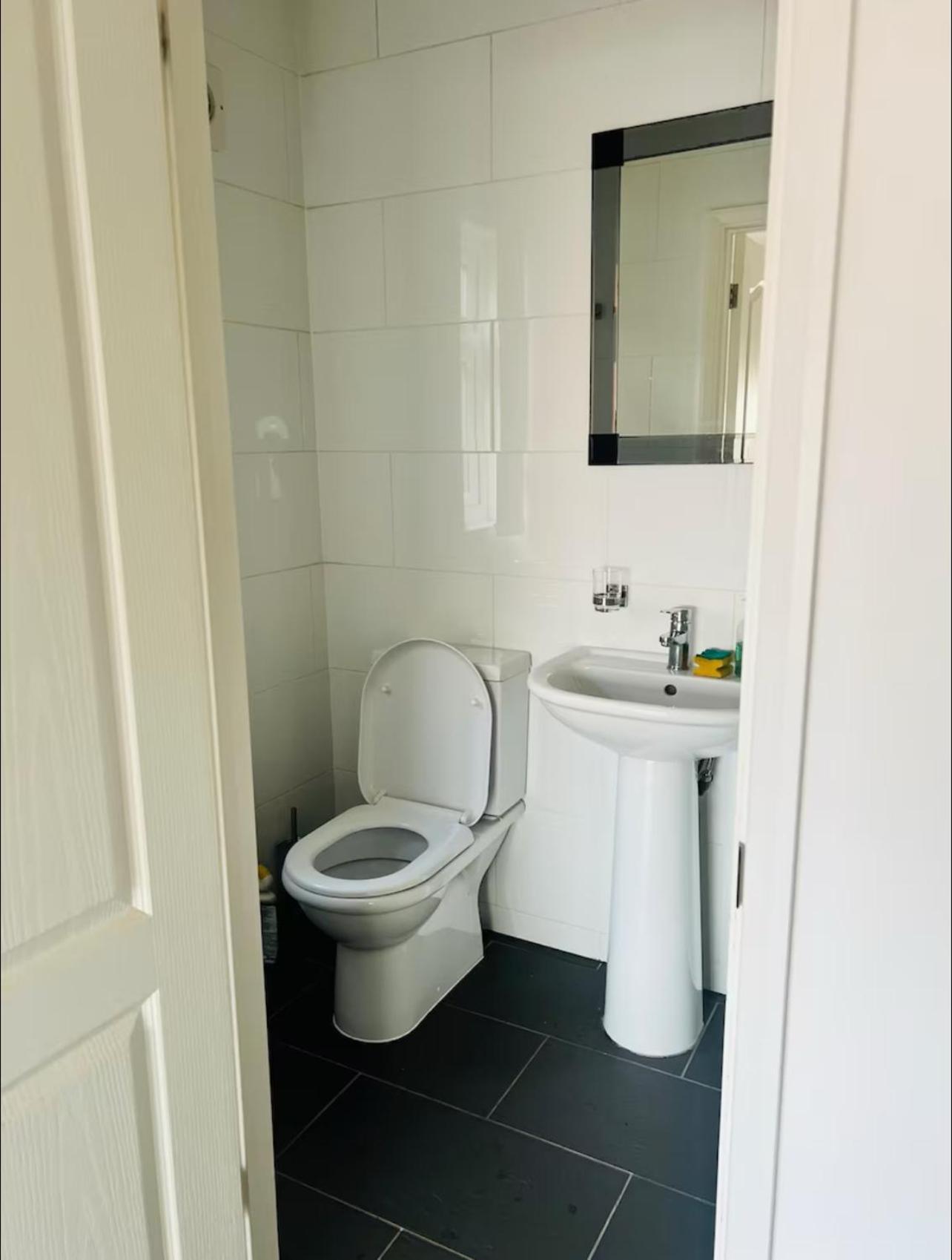 Guest house Place In Luton-m, Free-parking, No-kitchen Luton (Bedfordshire)