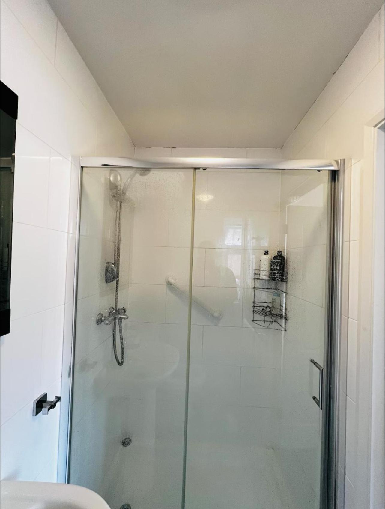 Place In Luton-m, Free-parking, No-kitchen Guest house