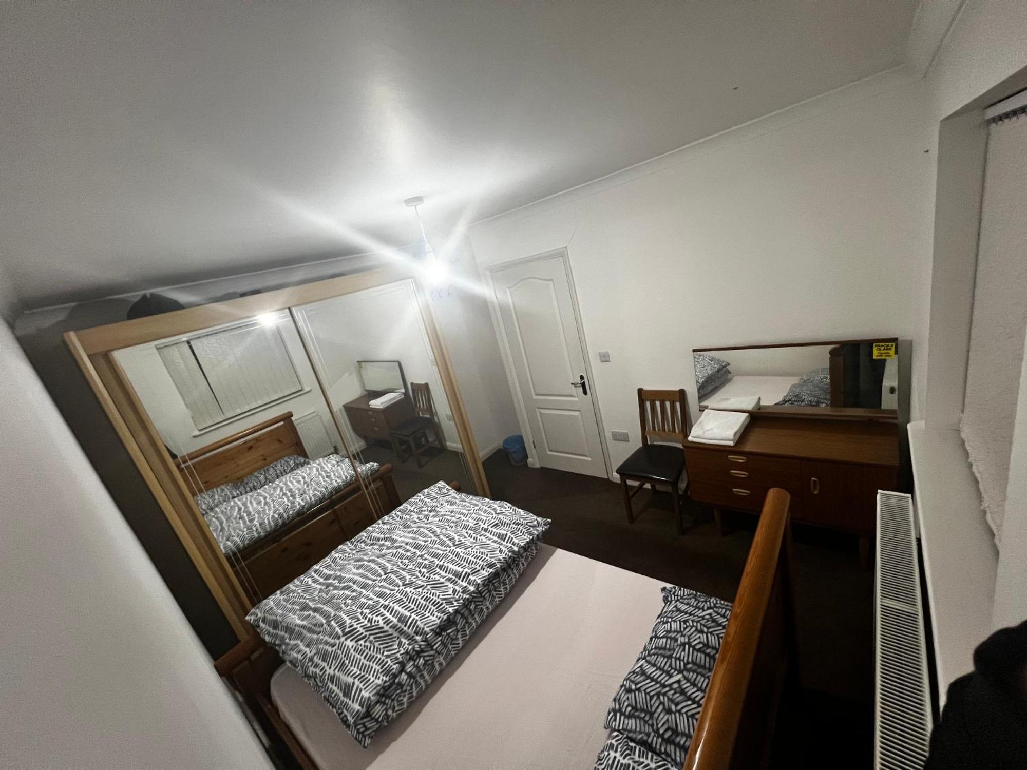Guest house Place In Luton-m, Free-parking, No-kitchen
