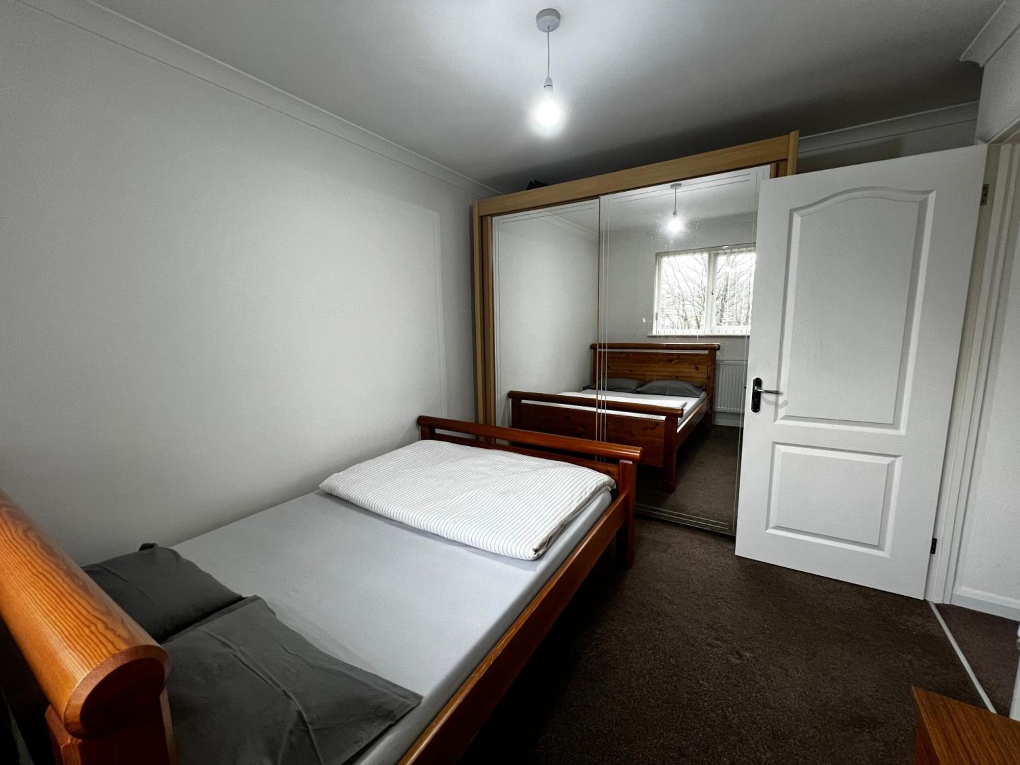 Place In Luton-m, Free-parking, No-kitchen Guest house